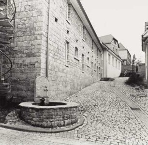 Ehem. Schloß : Apolda, ehemaliges Schloss, heute städtisches Kulturzentrum. Schlossaufgang mit Brunnen