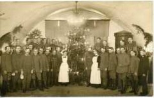 Soldaten und Krankeschwestern am Weihnachtsbaum