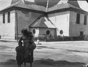 Frau mit Kindern : Blick auf eine Frau mit zwei Kindern an einer Straße stehend.