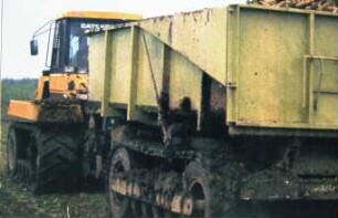 Fotografie: Antriebs- und Anbausystem, Fahrwerk, Gummiraupenlaufwerk, Muldenkipper, Raupentraktor