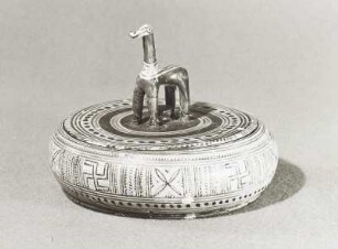 Pyxis mit Deckelgriff in Form eines Pferdes