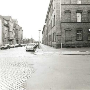 Cottbus, Karl-Liebknecht-Straße / Ecke Lausitzer Straße. Infanteriekaserne der Bundeswehr (1886). Straßenansicht Lausitzer Straße