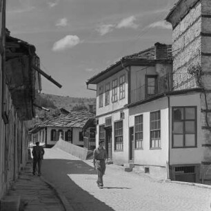 Die bulgarische Kleinstadt Trjawna an den nördlichen Hängen des Balkangebirges liegend
