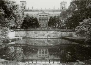 Albrechtschlösser. Dresden-Loschwitz, Bautzner Straße 130. Schloß Albrechtsberg (1850-1854; A. H. Lohse). Elbfront über Wasserbassin