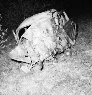 B 404: bei Herrenhaus Nütschau: Verkehrsunfall: Zusammenstoß von zwei Pkws und Auffahrunfall: im Straßengraben ausgebrannter Unfallwagen nach Löschen: im Dunkeln, 1. Mai 1967