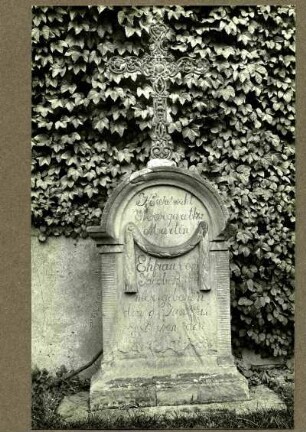 alter Friedhof. Grabstein mit gußeisernem Kreuz. Frau Margaretha Böhmer geb. Martin