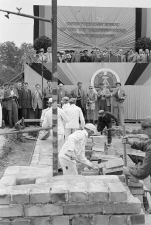 Grundsteinlegung für Hoyerswerda-Neustadt : Połoženje zakładneho kamjena za Wojerecy-Nowe město, dnja 31.8.1955 : Hoyerswerda / Wojerecy