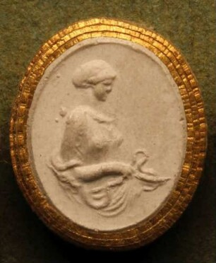 Halbfigur der Hygieia, die Schlange speisend (Daktyliothek, Erstes Mythologisches Tausend)