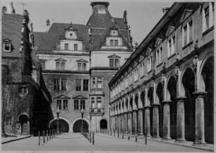 Stallhof : Dresden, Stallhof, Blick über die Stechbahn auf das Georgentor, rechts der Lange Gang mit den gerade geöffneten Araden