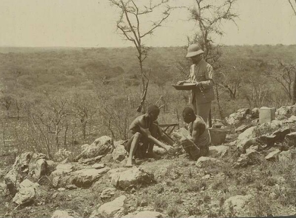 Panning for gold at the D. Kilima ja njoka gold deposit.