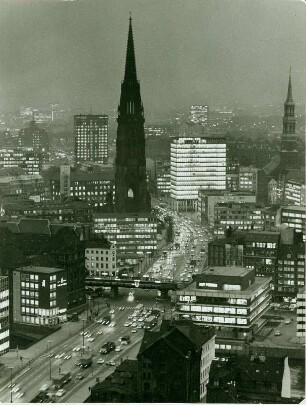 Hamburg-St. Pauli bei Nacht. Blick vom Turm der Hauptkirche St. Michaelis (Michel) auf die Ost-West-Straße (heute Ludwig-Erhard-Straße) Richtung Mahnmal St. Nikolai und Katharinenkirche