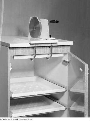 Einbaukühlschrank : Einbaukühlschrank mit aufgesetzter Brotschneidemaschine (1972)