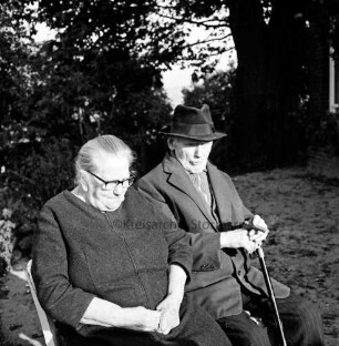 Käselau, August und Bernhardine, geborene Hecht: beide geboren 1886: Einwohner von Rümpel: Aufnahme aus Anlass ihrer Diamantenen Hochzeit am 8. Oktober 1972: im Garten
