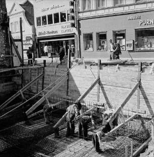 Firma Carl Hoffmann: Hindenburgstraße: Elektrohandel: Neubau: Fundament: Blick über Baustelle Richtung Marktplatz: vorn Baugrube mit Arbeitern und Stützwand: dahinter Wohn- und Geschäftshäuser mit Drogerie Purnhagen und Teppich- und Tapetengeschäft Schumann: 22. August 1968