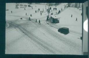 Straßenkreuzung im Schnee