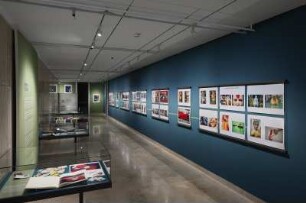Ausstellungsdokumentation "Aus dem Archiv der Fotografen. #BUNT. Erwin Fieger. Wolfgang G. Schröter. Reinhart Wolf" anlässlich von "100 Jahre Deutsche Fotothek", Buchmuseum der SLUB, 26.04.–13.07.2024 : Dresden. Sächsische Landesbibliothek - Staats- und Universitätsbibliothek. Dokumentation der Ausstellung "#BUNT. Erwin Fieger. Wolfgang G. Schröter. Reinhart Wolf" anlässlich von "100 Jahre Deutsche Fotothek", Buchmuseum der SLUB, 26.04.–13.07.2024. Blick in den Ausstellungsteil mit Fotografien von Erwin Fieger