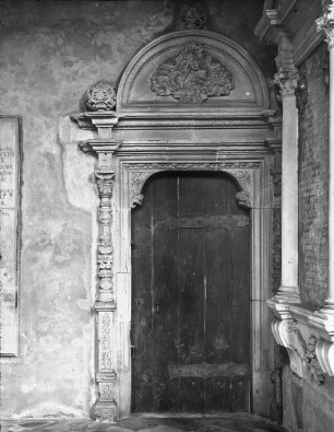 Halle (Saale), Dom, urspr. Dominikaner-Klosterkirche St. Pauli, Sakristeitür, in der Lünette segnender Gottvater; Umbauten 1519-1526 nach Erhebung zum Neuen Stift
