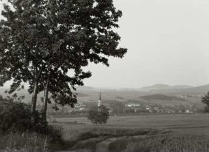 Oderwitz-Oberoderwitz. Ortsteilansicht mit Pfarrkirche vom Spitzberg (von Südwest)