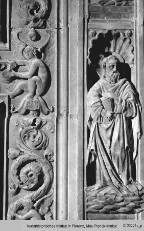 Fassade der Johanneskapelle : Rahmenornamentik mit Propheten, Heiligen und Putten