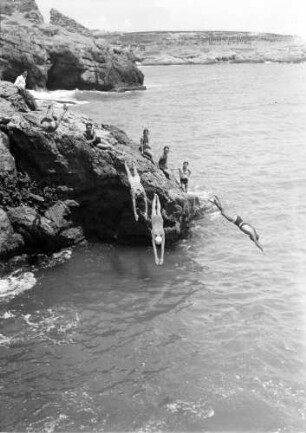 Tarragona [Spanien]: [Gruppe am Meer, Sprung vom Felsen]