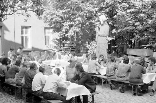 Freiburg: Münsterbauhütte; Richtfestteilnehmer an Tischen