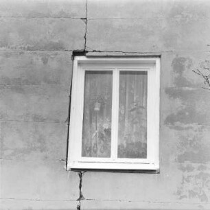 Coswig, Wohnblock : Coswig. Wohnblock, ehemalige Rosa-Luxemburg-Straße. Fenster (Verblendungsplatten nach Flugzeugabsturz im Nachbargrundstück)