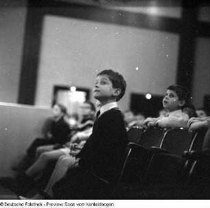 Theater der Jungen Generation; Nasradin mit Wunderlampe; Junge Zuschauer