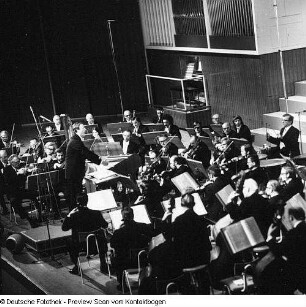 Neuer Chor Dresden, Kinder- und Jugendchor sowie Knabenchor Dresden unter Chorleiter Manfred Winter. Konzert mit dem Staatlichen Sinfonieorchester Pirna im Kulturpalast Dresden (Moderatorin Traute Richter), 25.05.1975