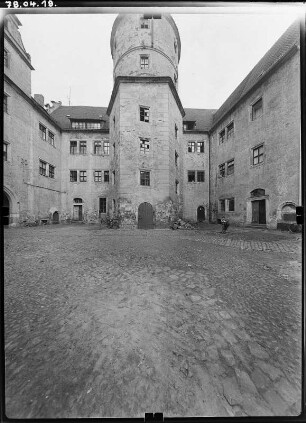 Annaburg. Schloss (1572-1573, 1578; C. Tendler). Hinterschloss. Hofansicht mit Treppenturm (1585)