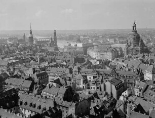 Dresden. Blick vom Rathausturm über die König-Johann-Straße nach Nordwesten