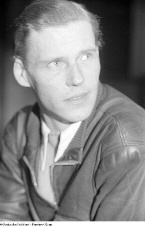 Porträtaufnahmen des Schauspielers Max Eckard
