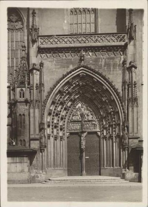 Würzburg. Nordportal der Marienkapelle mit Figur der Madonna