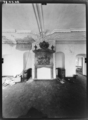 Dorna (Gera-Röpsen). Rittergut. Herrenhaus. Innenansicht mit Kamin