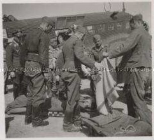 Wehrmachtssoldaten, Schwerverwundete kommen von Kreta. Eine Junkers Ju 52 bringt auf dem Rückweg von Kreta verwundete Fallschirm- und Gebirgsjäger.