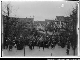 Sepp Oerter spricht auf dem Wolfenbütteler Marktplatz (November 1918) (älterer Positivabzug vorhanden)