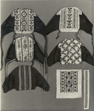 Hauben aus Hoyerswerda : Kleidung - Hoyerswerdaer Tracht. Ort: Wojerecy / Hoyerswerda. Die Böden der schwarzen Hauben.