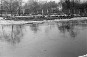 Überschwemmung : Gefrorener, über die Ufer getretener Fluss