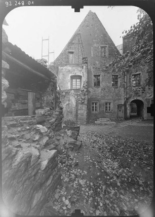 Scharfenberg-Batzdorf (Klipphausen-Batzdorf). Schloss (ehemalige Burg, 16./17. Jh.). Hofansicht mit Saalbau (1697)