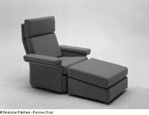 Sessel mit hoher Rückenlehne und Hocker
