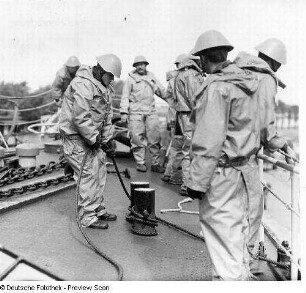 Deutschland . Nationale Volksarmee - Seestreitkräfte. Matrosen im Kampfanzug-See mit Stahlhelm an Deck beim Anlegemanöver