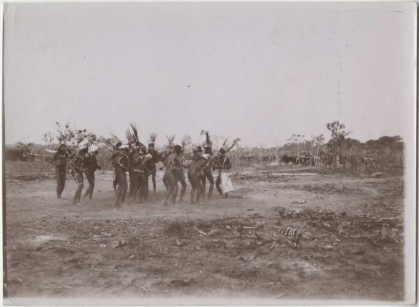 Kayapó dance scene in front of the Apeitití festival hut