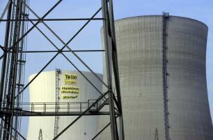 Greenpeace besetzt Kühlturm am AKW Philippsburg und protestiert somit gegen den Atomstrom-Anbieter Yello. 23.02.2000,