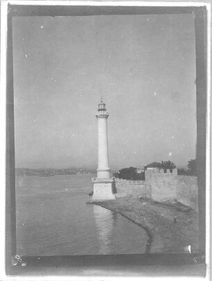 Istanbul. Leuchtturm mit Seemauer von Istanbul