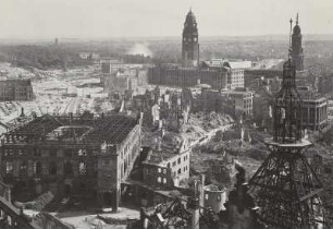 Dresden. Blick vom Turm der Katholischen Hofkirche nach Südosten über die Trümmer der Innenstadt, Georgentor und Johanneum auf Rathaus und Kreuzkirche