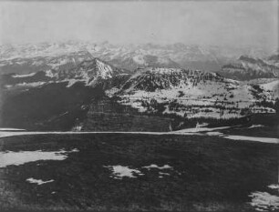 Bergpanorama : Panoramablick auf eine Berglandschaft mit schneebedeckten Berggipfeln
