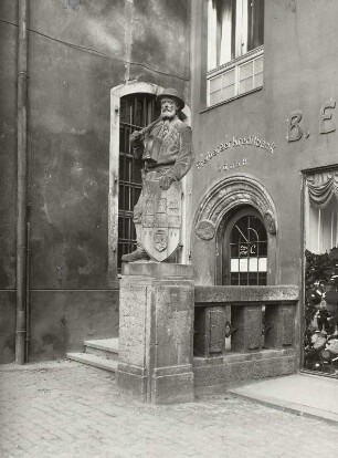 Freiberg, Denkmal eines Bergmannes : Freiberg. Burgstraße. Denkmal eines Bergmannes (Errichtung anlässlich der Schließung der Gruben). Sandstein