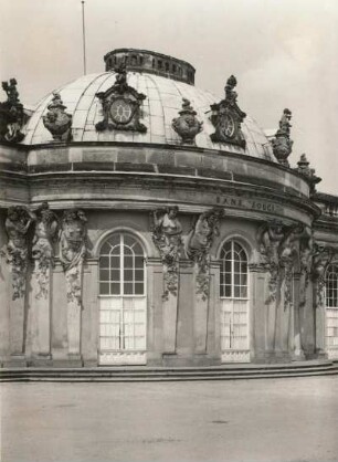 Potsdam. Park Sanssouci, Schloß Sanssouci (1745-1748; Georg Wenceslaus von Knobelsdorff). Gartenseite: Ausschnitt Mittelteil von Südwest