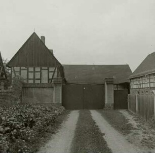 Glauchau-Gesau, Dreiseithof, Straßenansicht mit Toreinfahrt