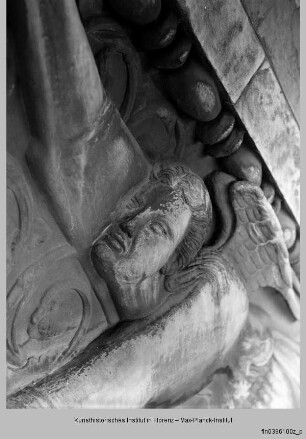 Reliefs am Portalgiebel - Portalgiebel