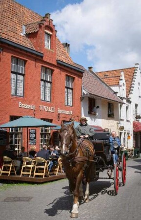 Belgien. West - Vlaanderen. Brugge. Stadtrundfahrt mit einer Pferde Droschke